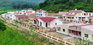 北 피현군 삼상농장 새 살림집 수백 세대 건설…웃음꽃 만발