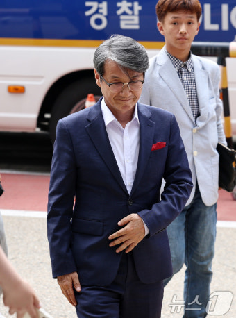 경찰 포토라인에 서는 최재영 목사