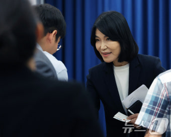 취재진과 인사 나누는 이진숙 방통위원장 후보자