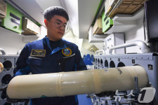 P-8A 포세이돈 해상초계기 소노부이 점검