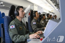 전술훈련 하는 P-8A 포세이돈 해상초계기 전술통제관