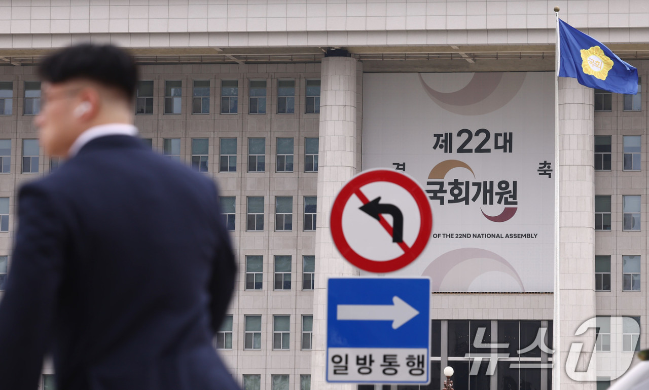 윤석열 대통령, 국회 개원식 불참 결정에 여야 격변한 갈등 지속 중