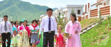 북한 수안군 산북농장에 들어선 새 살림집들