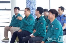 지진해일 안전타워 현황 보고받는 이상민 장관