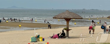 모래바람이 너무 불어요…부안 변산해수욕장, 개장 이틀째 한산