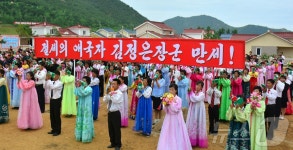 농악 울리고 환희의 춤바다…北 낙원군 새집들이 입사모입 진행