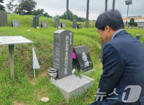 37주기 이한열 열사 묘지 참배하는 이성윤 의원