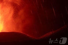 4년 만에 분화해 용암 덮인 이탈리아 에트나 화산