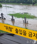 침수된 갑천변 운동기구