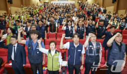 구호 외치는 양대노총 공공부문 노동조합