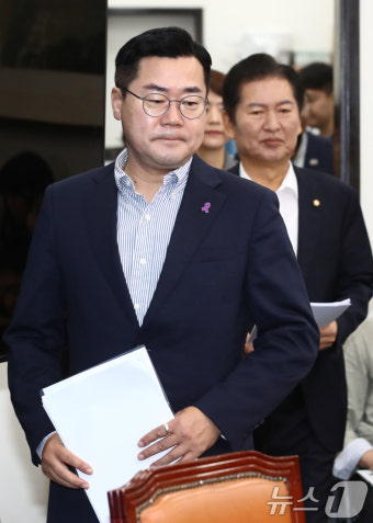 최고위회의 참석하는 박찬대 당대표 직무대행