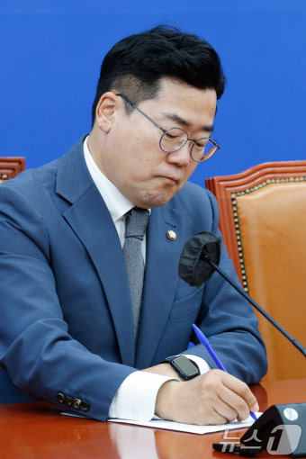메모하는 박찬대 직무대행