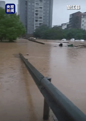 도로에 2m 빗물 차올라…中 충칭 폭우 피해로 6명 사망
