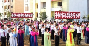 인민 위한 정책이 꽃피운 우리 농촌…北 영변군 원음농장 새살림집 입사모임