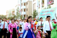 북한 농촌에 펼쳐진 흥겨운 춤판…새 살림집 입사모임 진행