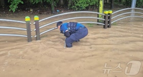 폭우에 도로 침수…구미 경찰들, 맨손으로 배수로 뚫어 물 뺐다