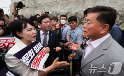 대통령실 항의 방문한 민주당 법사위원들