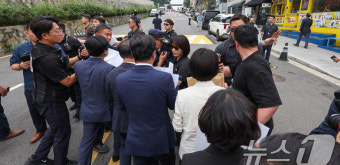 야당 법사위원들, 대통령실 증인출석요구서 전달 중 경찰과 충돌