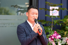 기념사하는 현민우 아성산업개발 대표