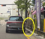교차로 모퉁이서 상습 충전하는 전기차…우회전을 할 수가 없다