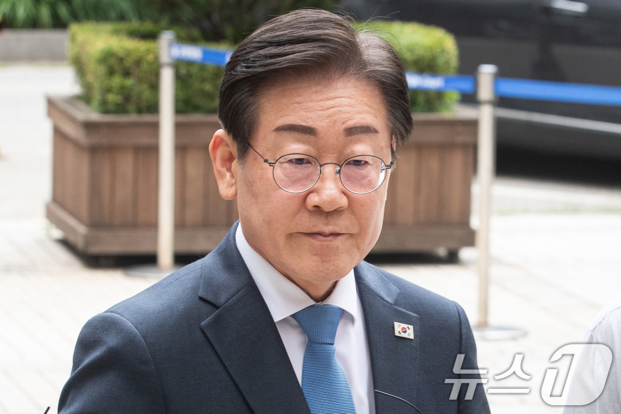 이와 관련한 뉴스 기사 제목:
이화영 전 부지사 800만 달러 대북송금 혐의 유죄 확정, 이대통령 재판 관심 집중