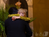 잘했다 기업아.. 3위 수상한 이기업 포옹하는 조수미