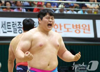 환호하는 김민재 '백두장사 등극'