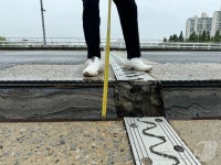 대전 유등교 침하 후 첫 주말… 교각 하부 산책로 통행 절대 금지