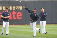 시라카와, 두산 이적 첫 등판서 3⅔이닝 6볼넷 4실점