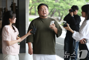 검찰 자진 출석한 '쯔양 협박' 의혹 유튜버 구제역