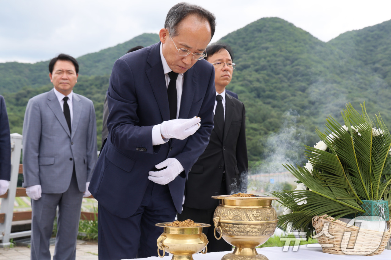 국민의힘, 추경호 묘역 참배로 순직자들에 경의 표해와 회의 표명