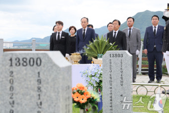 제2연평해전 전사자 묘역 찾은 추경호 원내대표