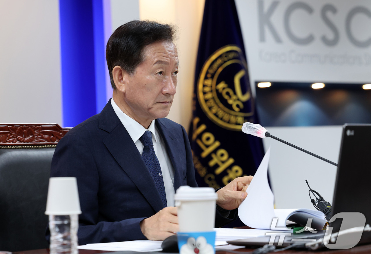 류희림 방송통신심의위원장, 김건희 여사 명품가방 영상 접속 차단 논란 재조명