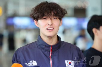 출국 전 인터뷰하는 김우민