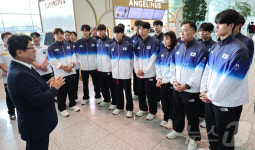 격려사 듣는 수영 국가대표팀