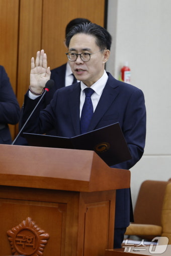 선서하는 강민수 국세청장 후보자