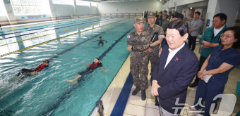 해군 수영장서 생존수영 교육