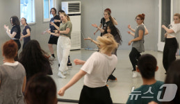 K-POP 댄스 배우는 외국 대학생들