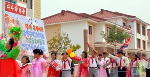 北 함북 명간군 양천농장서 새집들이 진행…사회주의 문화농촌