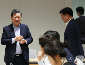 '체코 원전' 브리핑 참석하는 성태윤 정책실장과 박춘섭 경제수석