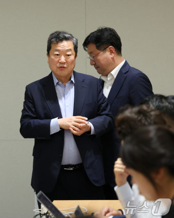 '체코 원전' 브리핑 참석하는 성태윤 정책실장과 박춘섭 경제수석