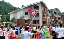 북한 초산군에 새 살림집 입사모임 진행…흥겨운 농악소리 울려