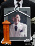 앉으나 서나 현철 생각 고인 영결식서 울려퍼진 히트곡…눈물