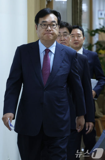 인사브리핑 입장하는 정진석 비서실장과 유상임 과기부장관 후보자