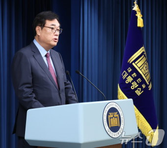 유상임 과기부장관 후보자 소개하는 정진석 비서실장