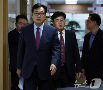 인사브리핑 입장하는 정진석 비서실장과 유상임 과기부장관 후보자