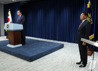 유상임 과기부장관 후보자 소개하는 정진석 비서실장
