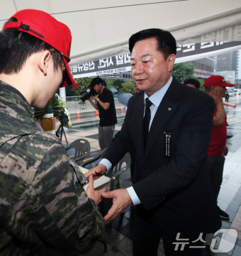 해병대 예비역들 위로하는 김두관 후보