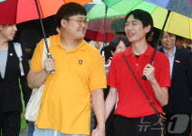 승소 후 손잡고 법원 떠나는 동성 부부