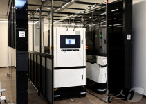 [르포]불량품 보이면 삐·안전모 안 써도 삐…LG표 똑똑한 공장